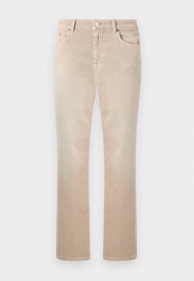 Jeans beige à jambes droites avec bouton frontal, fermeture éclair, passants pour ceinture, et poches avant et arrière, présentés sur un fond blanc.