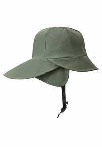 Chapeau vert imperméable avec de larges bords, sangle ajustable au menton et design épuré. Fabriqué en matériau lisse sans motifs ni accents visibles.