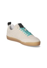 Suède sneakers in off-white met turquoise veters en een zwarte accent op de tong, voorzien van een gumrubberen zool en een laag profiel ontwerp.