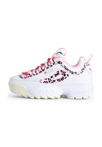 Zapatilla blanca de FILA con acentos de estampado de leopardo en rosa y negro, cordones rojos y suela gruesa en beige, mostrada de lado sobre un fondo blanco.