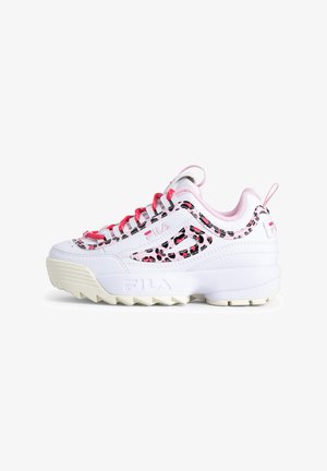 Weiße FILA Sneaker mit rosa und schwarzem Leopardenmuster, roten Schnürsenkeln und einer dicken beigen Sohle, seitlich auf einem weißen Hintergrund gezeigt.