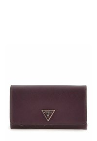 Portefeuille Guess texturé violet foncé avec un rabat et un logo métallique triangulaire centré sur le devant.