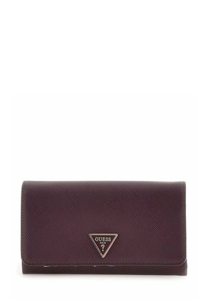 Portefeuille Guess texturé violet foncé avec un rabat et un logo métallique triangulaire centré sur le devant.