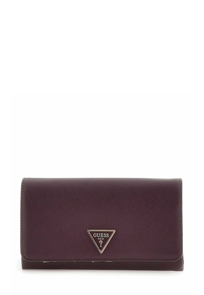 Portefeuille Guess texturé violet foncé avec un rabat et un logo métallique triangulaire centré sur le devant.
