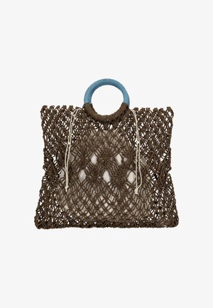Bruine geweven tas met een netachtig ontwerp, voorzien van een lichtblauwe handgreep en een crèmekleurige binnenkant. Af te sluiten met twee trekkoorden.