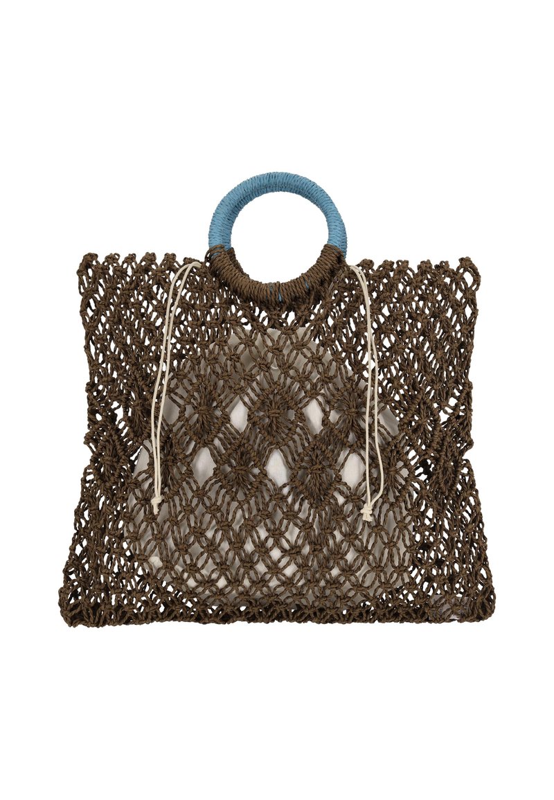 Bolso tejido marrón con diseño de red, con asa de color azul claro y interior crema. Cerrado con dos cordones para asegurar.