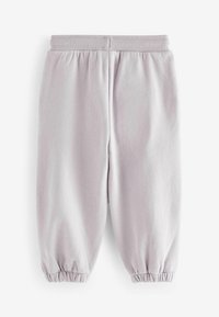 Ljust lavendel, mjuka sweatpants med en mjuk textur, elastisk midja och samlade muddar. Enkelt design utan ytterligare mönster eller accenter.