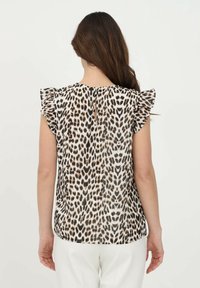Blusa con stampa leopardata, maniche arricciate, tessuto leggero, chiusura posteriore a goccia e vestibilità comoda, vista da dietro.