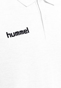 Witte polo shirt van gladde stof met een zwart "hummel" logo op de linkerkant van de borst en een klassieke kraagontwerp.
