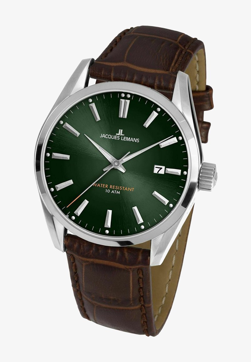 Orologio in acciaio inox con quadrante verde testurizzato, indici delle ore argentati e cinturino in pelle con motivo coccodrillo marrone. Include la visualizzazione della data.