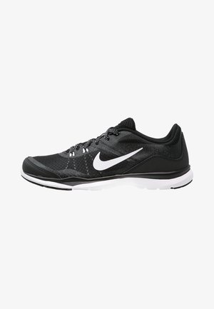Musta urheilukenkä, joka on valmistettu verkosta ja synteettisistä materiaaleista. Kenkässä on valkoinen Nike -logo, teksturoitu päällinen ja valkoinen pohja.