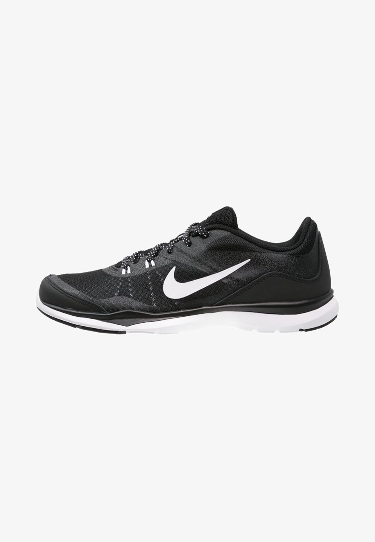Musta urheilukenkä, joka on valmistettu verkosta ja synteettisistä materiaaleista. Kenkässä on valkoinen Nike -logo, teksturoitu päällinen ja valkoinen pohja.