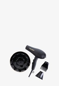 Czarna suszarka do włosów z zakrzywioną rączką, z dołączoną dyfuzją i dwoma dyszami do stylizacji. Charakteryzuje się smukłym designem z złotym logo.