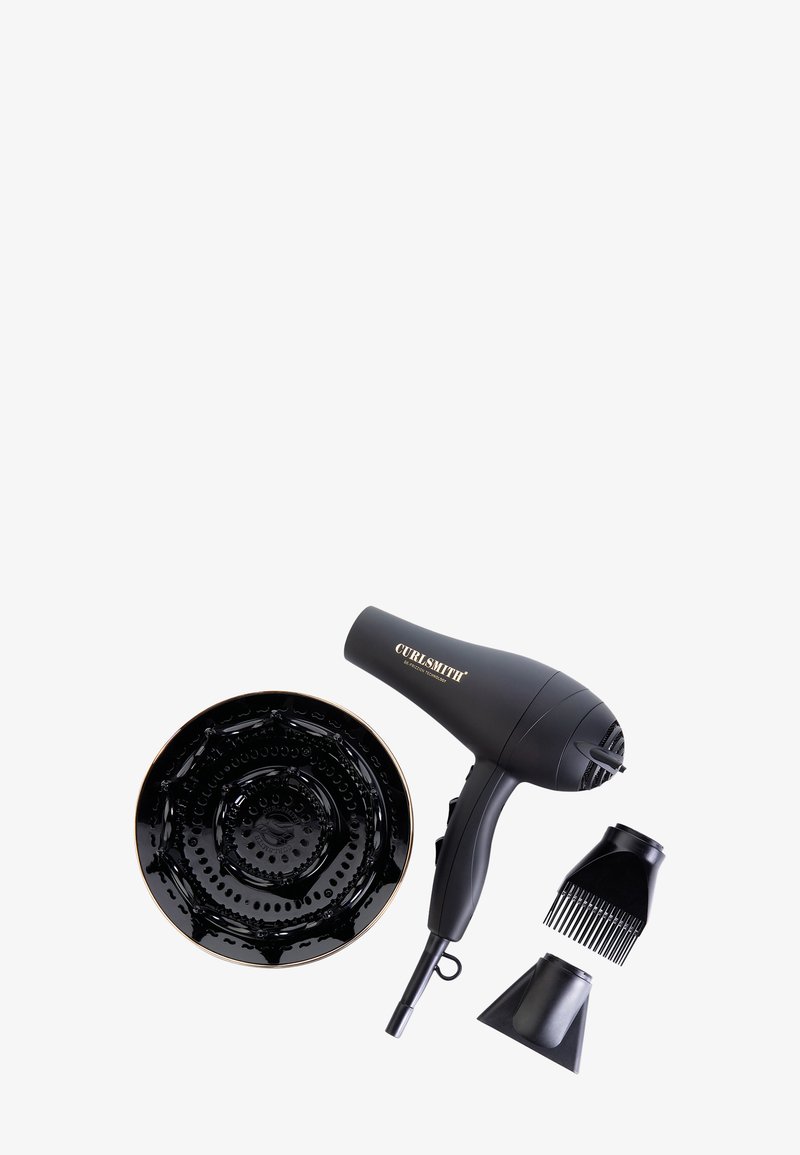 Czarna suszarka do włosów z zakrzywioną rączką, z dołączoną dyfuzją i dwoma dyszami do stylizacji. Charakteryzuje się smukłym designem z złotym logo.