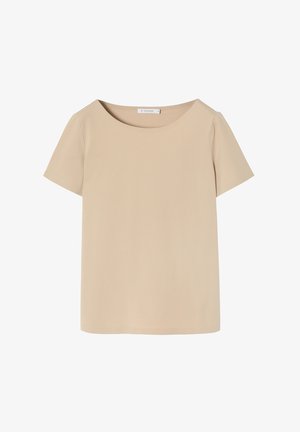 Bezs színű, rövid ujjú felső, kerek nyakkivágással, sima, könnyű anyagból, laza fazonnal. Nincsenek minták vagy díszítések.