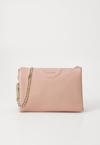 Clutch in pelle rosa chiaro con tracolla in catena dorata e texture liscia. Presenta una chiusura con zip e un logo del brand impresso sul davanti.