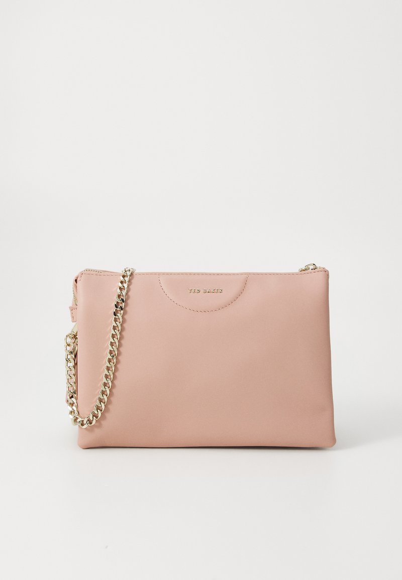 Clutch in pelle rosa chiaro con tracolla in catena dorata e texture liscia. Presenta una chiusura con zip e un logo del brand impresso sul davanti.