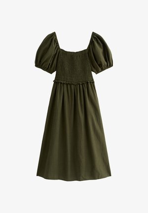 Olivgrön klänning med kvadratisk halsringning, puffärmar och smockad överdel. Har en flödande, rynkad kjol och mjuk textur.