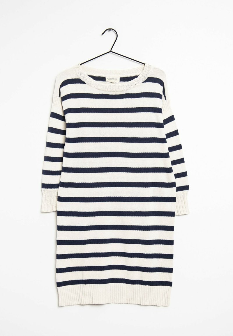 Randig stickad klänning med marinblå och krämvita horisontella ränder, ribbad halsringning och ärmslut, lös passform, hängande på en svart krok.