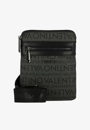 Sac bandoulière en tissu noir avec un motif répétitif du logo "Valentino", fermeture à glissière et sangle ajustable. Finition lisse avec des accents embossés.