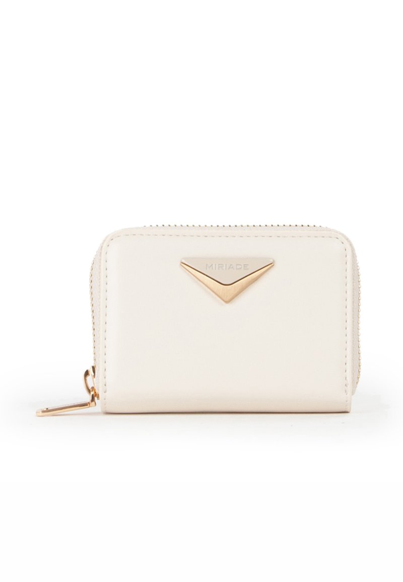 Portafoglio bianco in pelle con texture liscia, hardware tono oro, chiusura a zip e un accento triangolare con il nome del brand "MIRIADA."