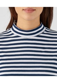 Marineblauw en witte gestreepte top met hoge hals, gemaakt van zachte stof, met horizontale strepen en een aansluitend ontwerp rond het halsgebied.