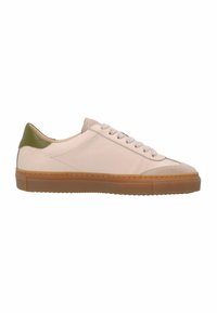 Witte leren sneaker met olijfgroene accenten op de hiel, platte rubberen zool en ontwerp met zes oogjes voor veters. Glad textuur met gestikte details.