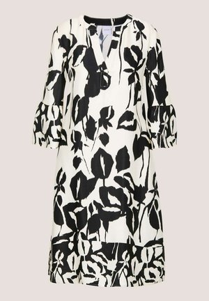 Schwarz-weißes Blumenkleid mit V-Ausschnitt, 3/4-Puffärmeln und legerer Passform; verfügt über ein auffälliges Blattmuster auf hellem Hintergrund.