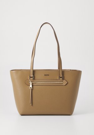 Bolso tote de imitación cuero marrón con un bolsillo frontal con cremallera, asas dobles y una textura suave. Presenta el logo de DKNY y acentos angulados.