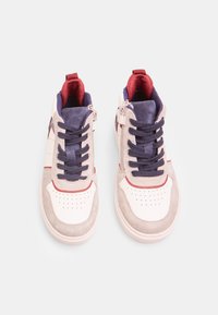 Valged nahast ülemise osaga sneakersid, halli nubukiga ülekattega, roosa aktsendiga, sinised paelad ja külgsel zip-detail. Perforeeritud varbaosa, et tagada �õhutus.