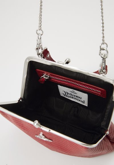 Mala de mão em imitação de pele de crocodilo vermelha com ferragens prateadas, alça de corrente, fecho de clasp e interior preto, apresentando um bolso com fecho e etiqueta da marca.