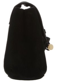 Czarna, zamszowa torebka w zaokrąglonym kształcie, z zapięciem w odcieniu złota i minimalistycznym designem. Miękka faktura bez widocznych wzorów.