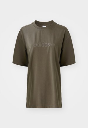 Olijf groene katoenen t-shirt met een ronde hals, korte mouwen en tonale "adidas" logo over de borst. Minimalistisch design en een gladde textuur.