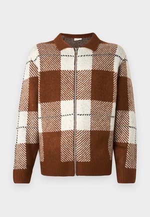 Rudai ir smėliniai languoti vilnoniai megztiniai su užtrauktuku, su įdubtais apykakle, rankogaliais ir apačia prieš paprastą foną.