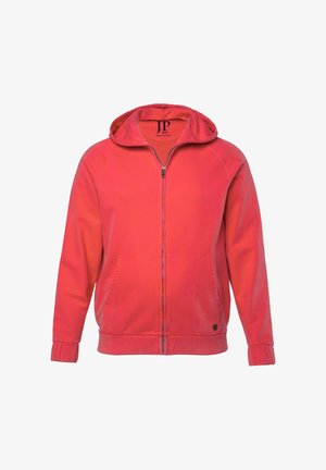 Czerwona bluza z kapturem zapinana na zamek, z przednimi kieszeniami i kapturem, wyposażona w ściągacze na rękawach oraz małe logo przy pasie.