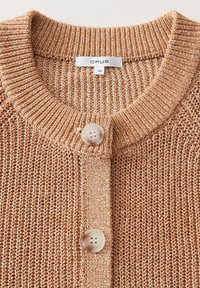 Hellbrauner gestrickter Cardigan mit rundem Ausschnitt, zwei Knöpfen und einem strukturierten Muster. Das Etikett der Marke lautet "OPUS" und die Größe ist "36."