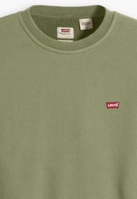 Olijfgroene sweatshirt met een ronde halslijn, voorzien van een klein rood Levi's logo op de linkerkant van de borst. Zacht stof met een gladde textuur.