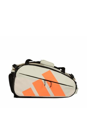 Cremefarben-schwarze Sporttasche mit großen orangefarbenen diagonalen Streifen und Reißverschlussfächern, entworfen zum Transport von Sportausrüstung.