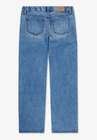 Jeans in denim azzurro chiaro con un design a gamba dritta, cuciture a vista, due tasche posteriori e un'etichetta con logo sulla vita.