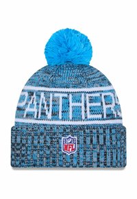 Strickmütze mit blauen und grauen Streifen, einem blauen Pompon oben, "PANTHERS" in Weiß eingewebt und einem NFL-Logopatch am Bündchen.