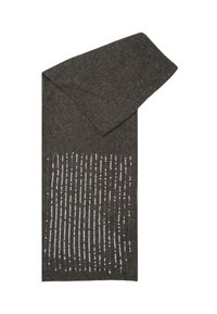 Sciarpa lavorata a maglia di un grigio scuro con linee verticali di piccole paillettes argentate su un'estremità, piegata su uno sfondo bianco.