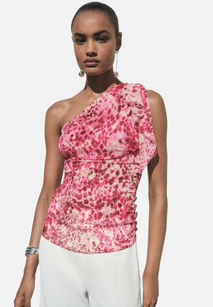 Top monospalla con un motivo rosa e crema, caratterizzato da un design arricciato e tessuti drappeggiati, con un aspetto morbido e una texture delicata.