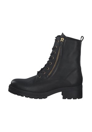 Bottes noires en cuir jusqu'à la cheville avec un bout rond, présentant un laçage à l'avant et une fermeture éclair sur le côté. Semelle striée pour une meilleure traction. Accent en matériel doré.