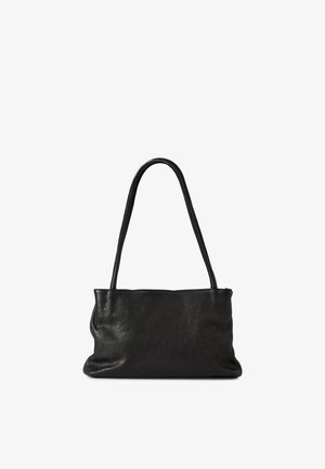 Sac à bandoulière en cuir noir avec des longues lanières et un corps rectangulaire souple sur fond blanc.