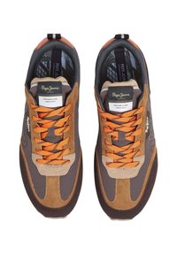 Pepe Jeans Športni copati - dark mocca brown