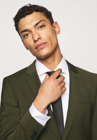 HUGO ARTI HESTEN - Fato - dark green