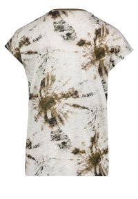 Krótki rękaw, luźna bluzka w jasnym beżowym kolorze z wzorem tie-dye, zawierająca ziemiste odcienie brązu i zieleni. Miękka tkanina o gładkiej strukturze.