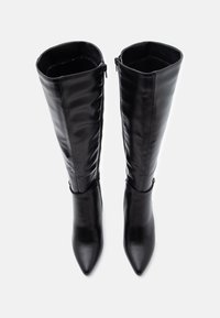 Black knee-high boots made of smooth leather, featuring a pointed toe and a side zipper, with a sleek, fitted silhouette.