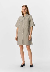 Gestreepte jurk in beige en bruin, korte mouwen, knoopsluiting aan de voorkant, twee borstzakken, knielengte, gemaakt van lichtgewicht stof.