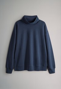Sweat-shirt bleu marine à manches longues avec poignets et ourlet côtelés, doté d'un col roulé ample, présenté sur un fond uni.